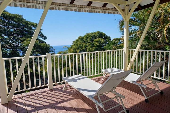 Location de vacances pour 4 personnes, avec terrasse et vue ainsi que jardin et piscine à Le Carbet - 3