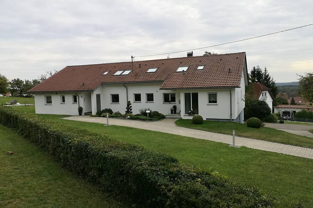 Ganze Wohnung, Schöne moderne u. ruhig gelegene Ferienwhg. 75 qm, mit Balkon u. großem Garten in Geislingen an der Steige, Albsteig Etappe 6