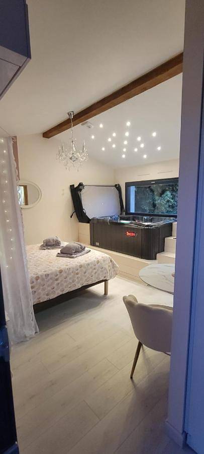 Mas de Bouilhac 1 Gite, 1 Chambre Insolite, 1 Chambre Romantique in Pranles, Parc naturel régional des Monts d'Ardèche