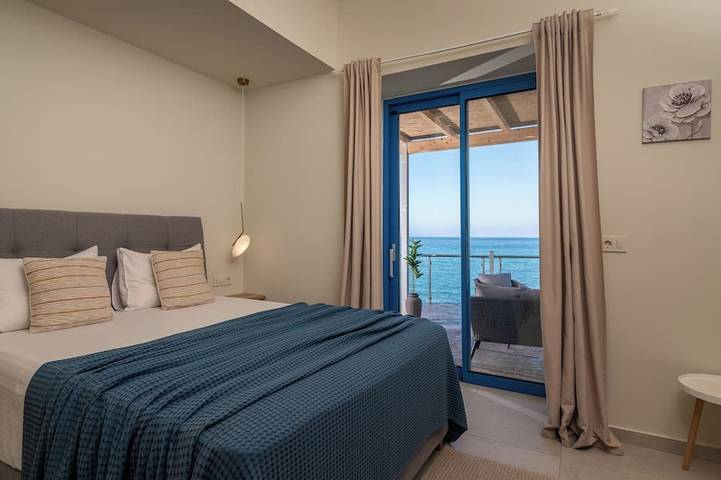Astarte Villas - Bleu Beach Front Villa with Pool in Argassi, Zante