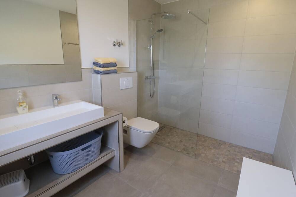 Disfruta de esta casa con fantásticas vistas, piscina y jardín privado situada en Can Isaac, Palau Saverdera, Costa Brava in Palau Sabardera, Alt Empordà