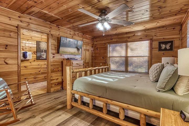 Log cabin for 20 people, with terrace and hot tub in Douglas Lake