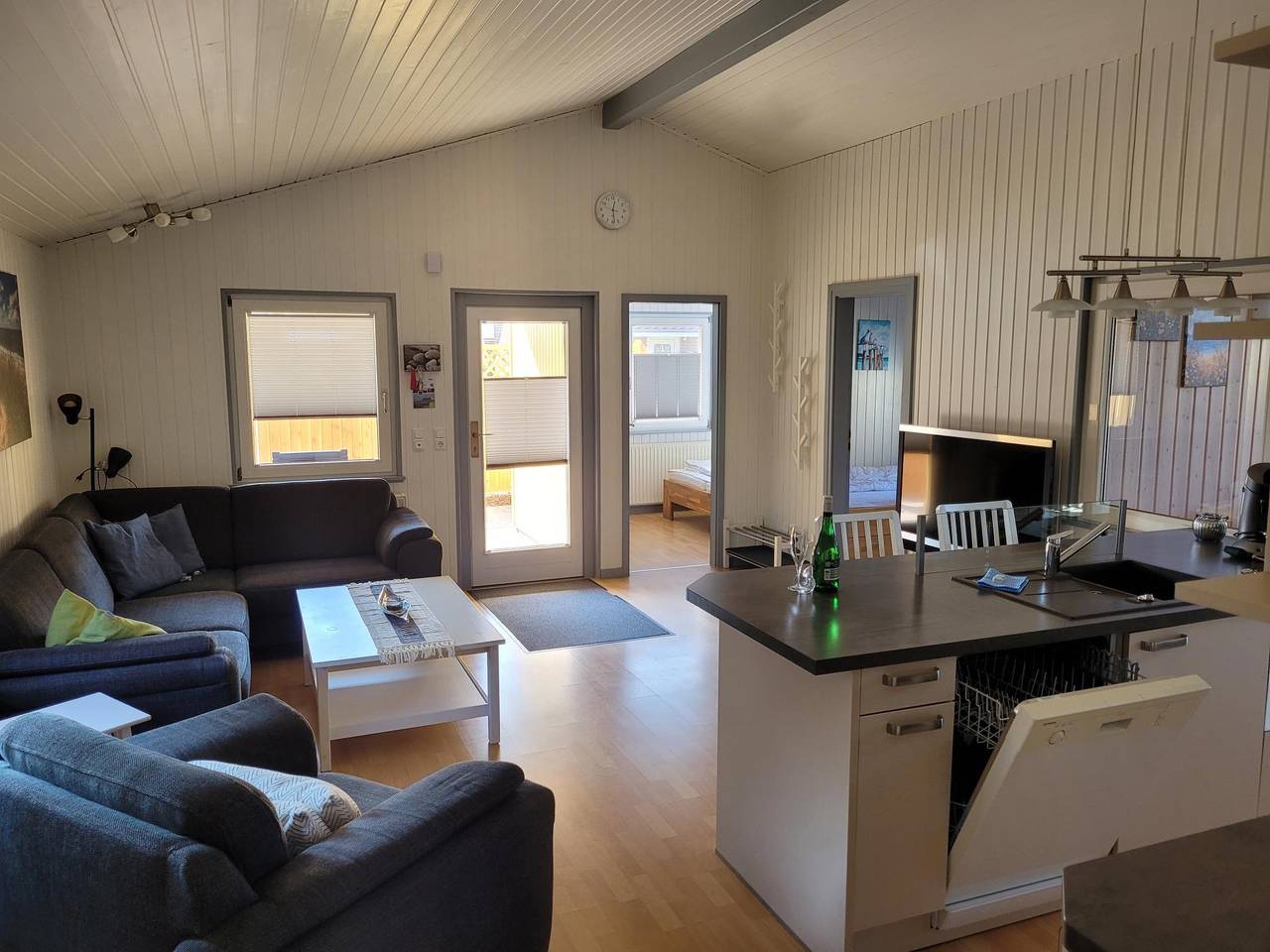 Kinderfreundliches 6 Personen Ferienhaus mit zwei Duschen und Toiletten, Sauna, Whirlpool und einem Wintergarten mit Kaminofen in Otterndorf in Otterndorf, Cuxland