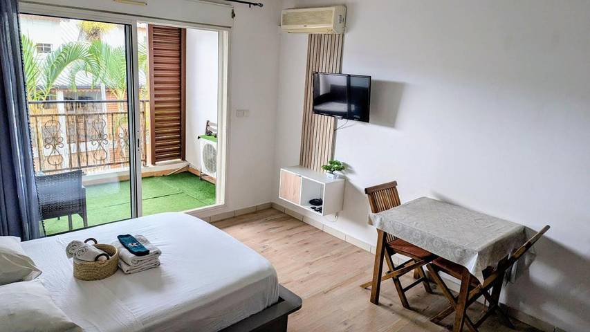 Gîte pour 3 personnes, avec piscine ainsi que jardin et vue, animaux acceptés dans Sainte-Clotilde - 2