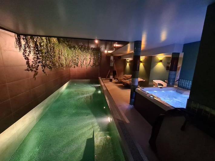 Gîte pour 2 personnes, avec Terrasse et Jacuzzi ainsi que Jardin et Piscine à Coubron