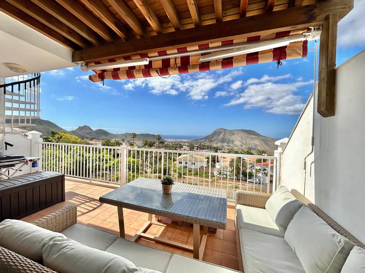 Casa vacacional 'Sea View 1 Bedroom Chayofa K109' con vistas a la montaña, piscina compartida y Wi-Fi in Chayofa, Arona 