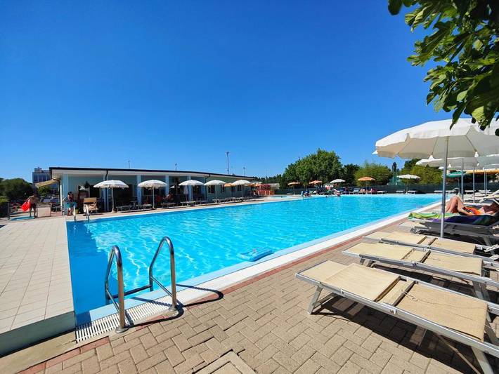 Appart’hôtel pour 3 personnes, avec Balcon et Terrasse ainsi que Jardin et Piscine à Lido Adriano