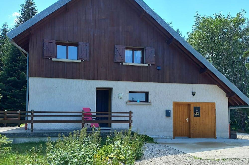 Chalet individuel proche du site Nordique de la Haute Joux in Cerniébaud, Jura