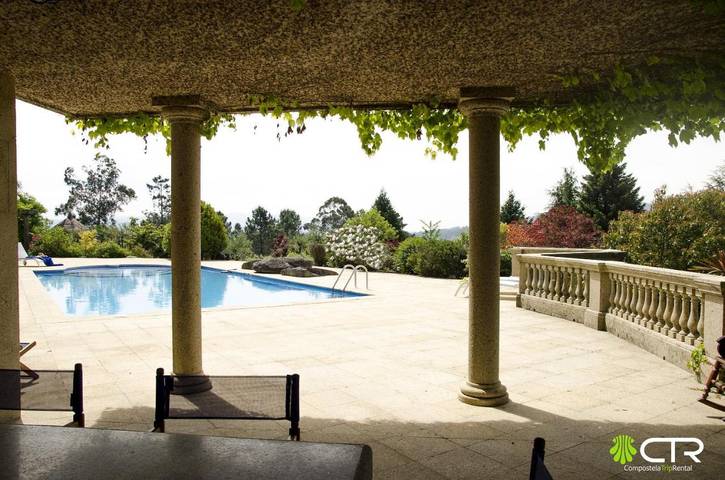 Villa pour 8 personnes, avec Balcon et Terrasse ainsi que Jardin et Piscine