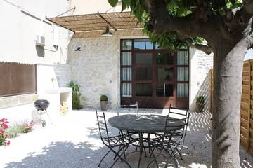 Gîte pour 6 personnes, avec terrasse et jardin à Maillane