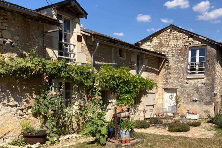 Location de vacances pour 6 personnes, avec jardin ainsi que terrasse et piscine à Ceaux-en-Loudun
