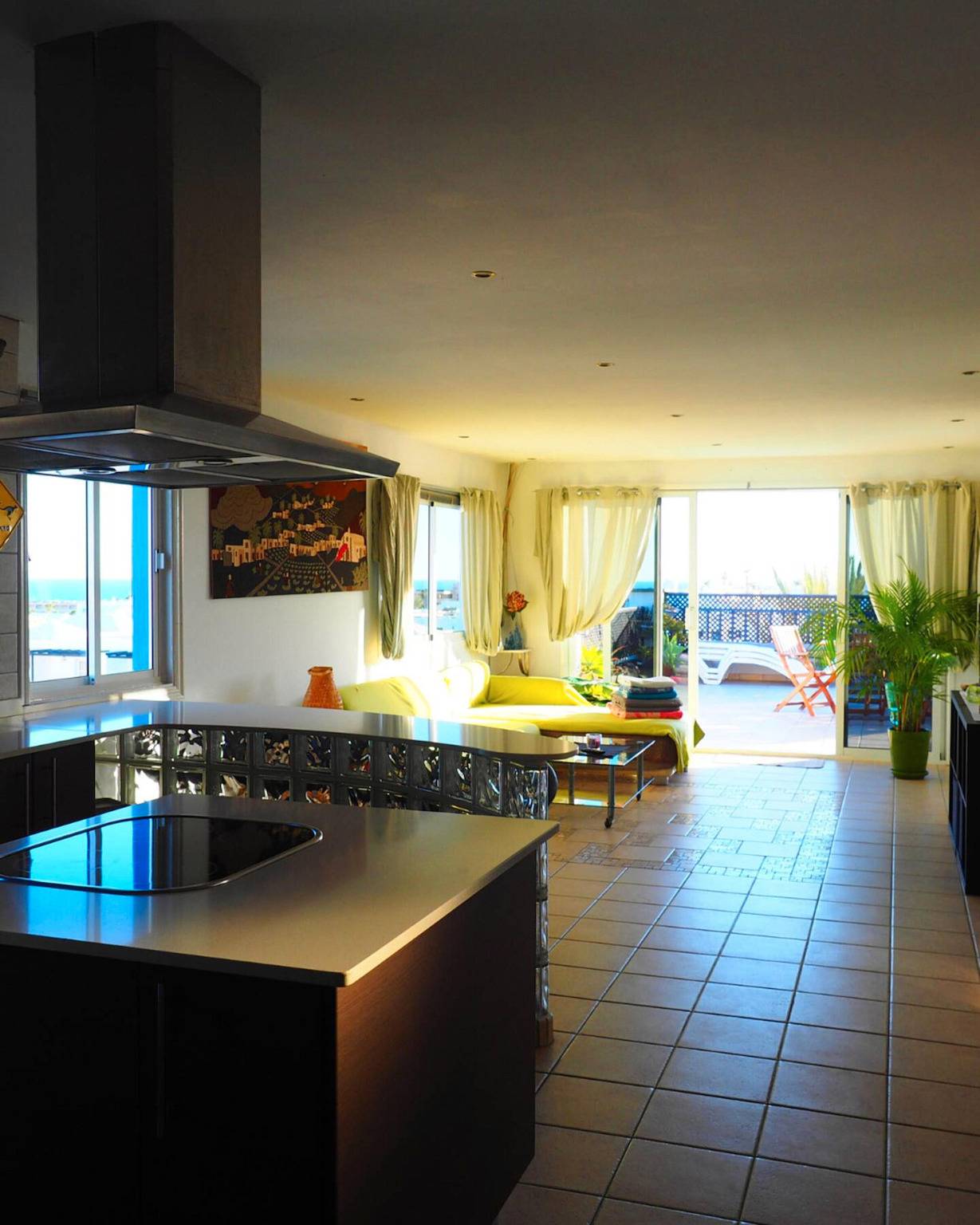 Apartamento entero, Ático con jacuzzi, vistas al mar y al volcán in Playa Bastián, Teguise