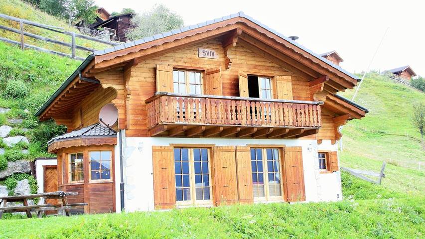 Vacation rental for 10 people, with terrace and sauna as well as hot tub in Swiss Alps