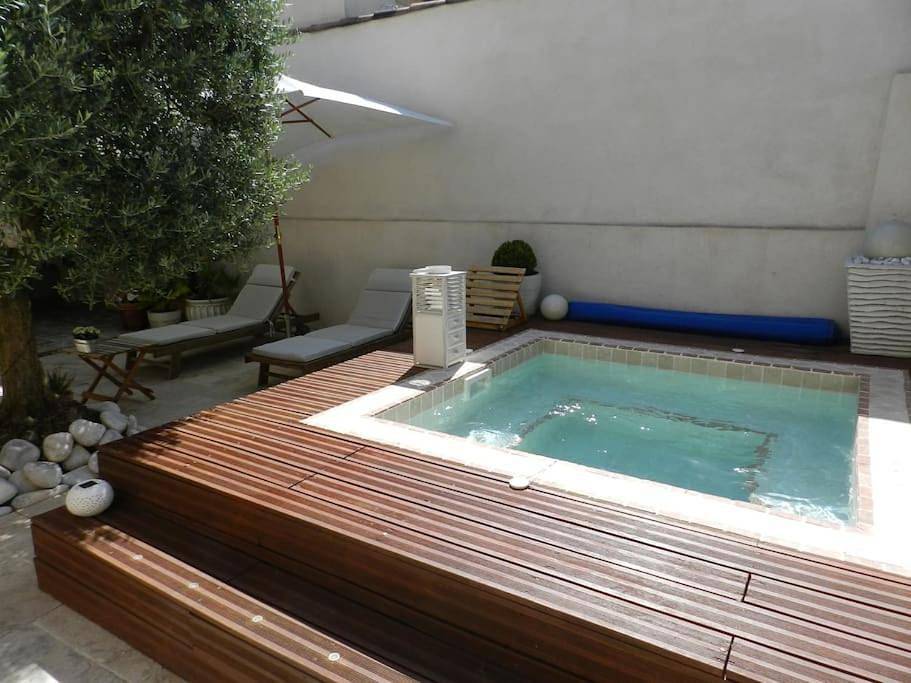 Ganze Wohnung, Le Maset des Aires avec vue sur le Luberon et son jacuzzi extérieur disponible de juin à mi-septembre in Maubec, Regionaler Naturpark Luberon