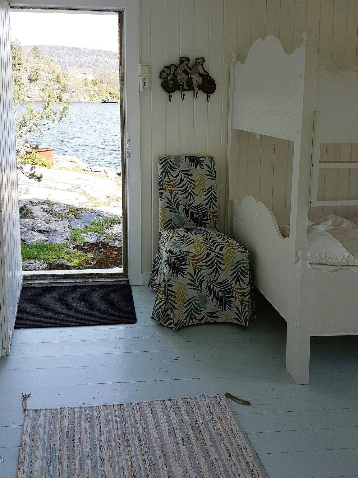 Unverbautes Ferienhaus mit Strand, Steg und Garten in Hurum