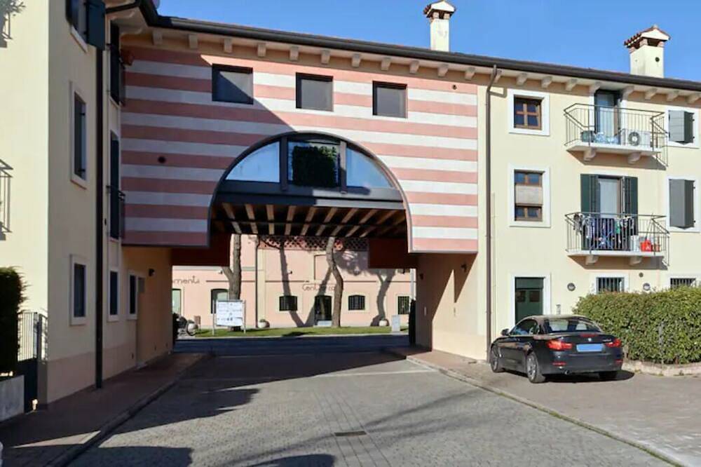 Entire apartment, Your Little Loft, Delightful Loft 15 minutes from Lake Garda in Villafranca di Verona, Verona Province