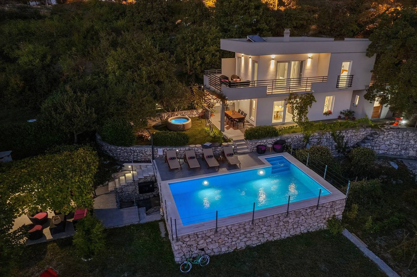 Villa Up mit Panoramablick auf das Meer, einem beheizten 33 m2 großen Swimmingpool, einem Softub-Whirlpool und einem Spielplatz in Gornje Sitno, Split-Dalmatien