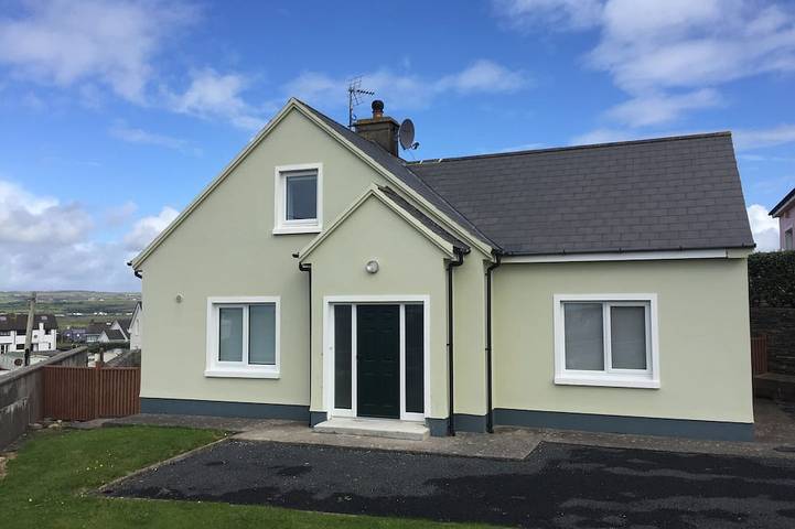 Holiday rental for 6 people, with garden and terrace as well as pool in Lahinch