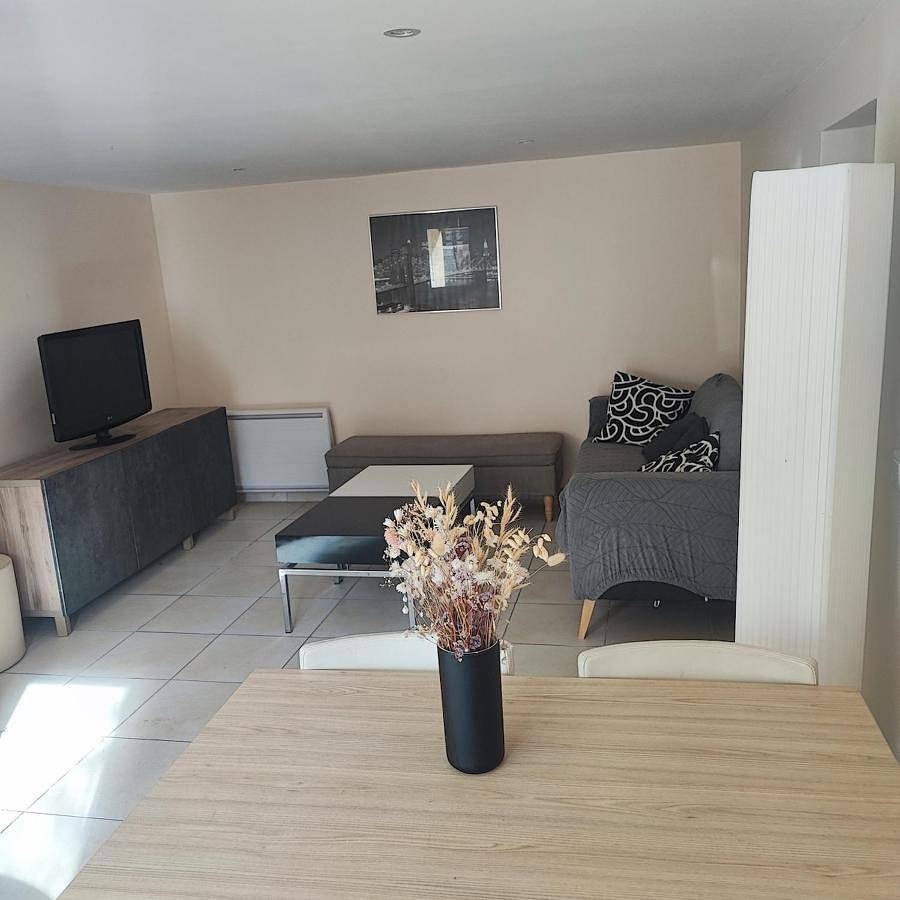 Cozy house, small garden and parking, train station on foot in Orgerus, Yvelines