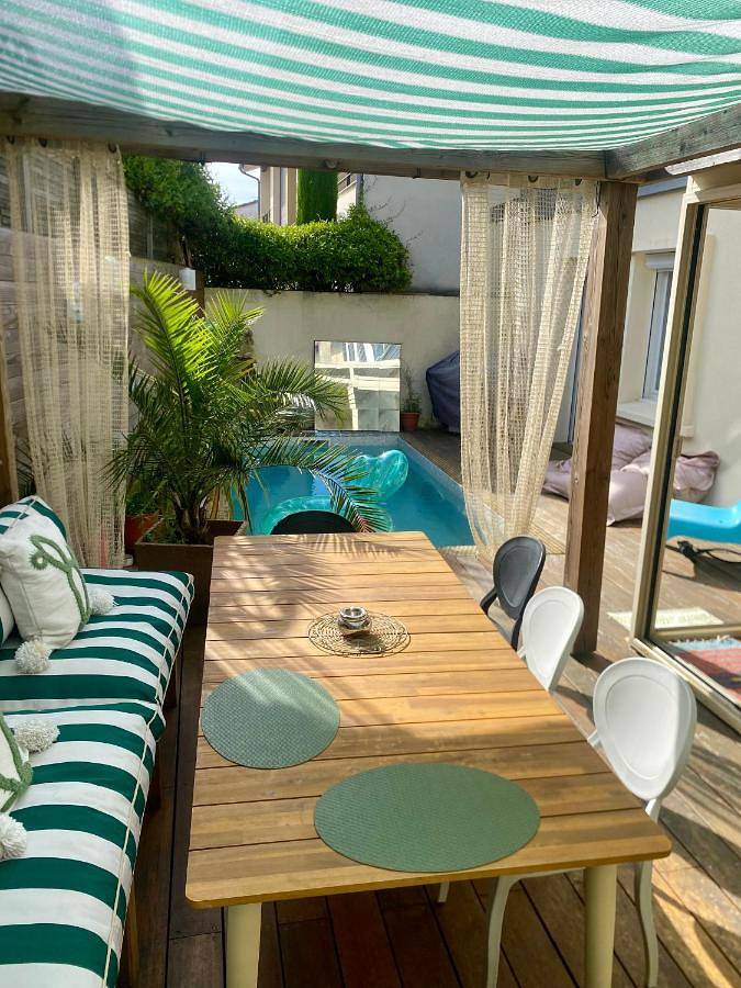 Location de vacances pour 3 personnes, avec piscine et terrasse à Cenon - 3
