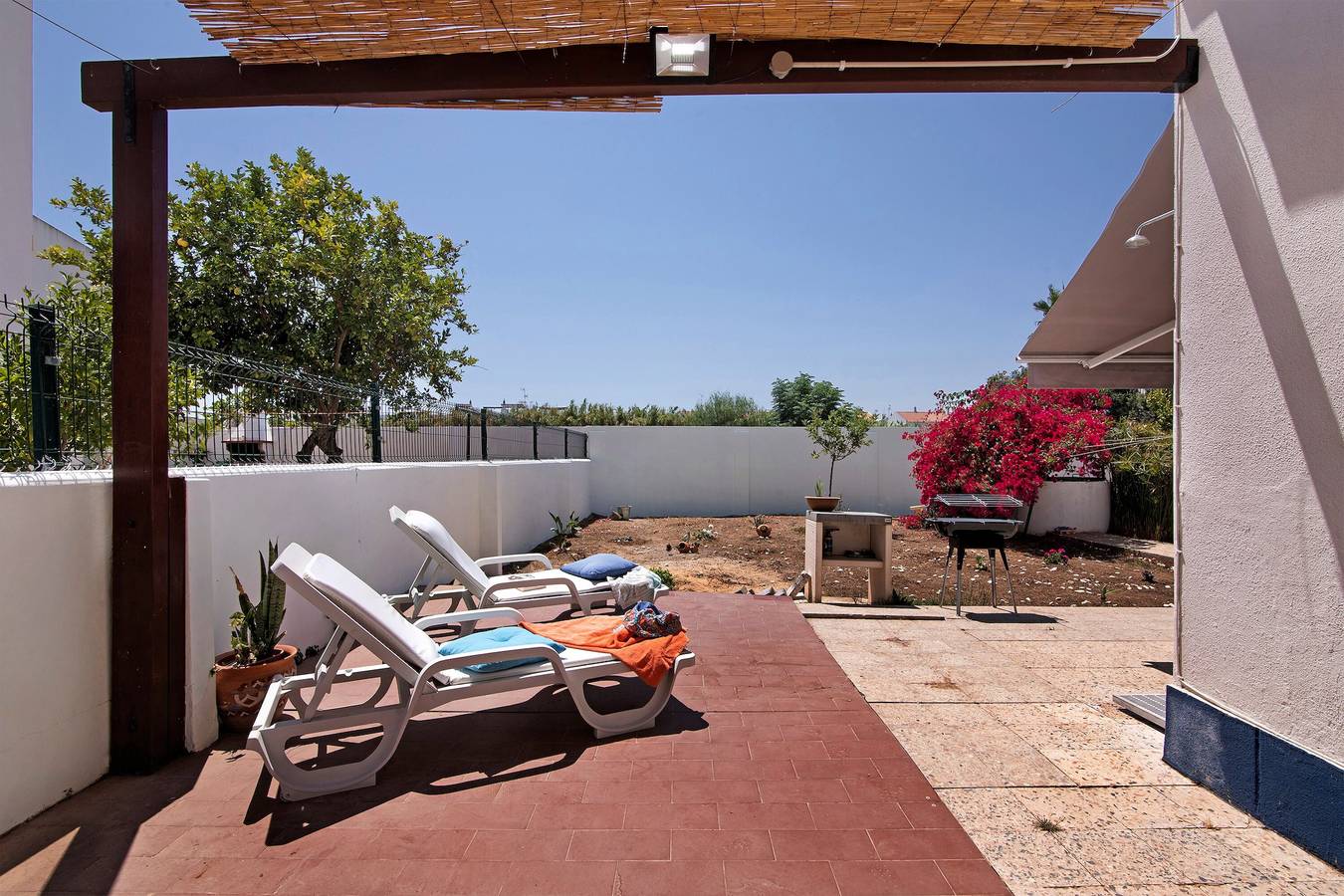 Holiday Home 'Casa Maria Beatriz' with Private Terrace, Private Garden and Wi-Fi in Manta Rota, Parque Natural da Ria Formosa