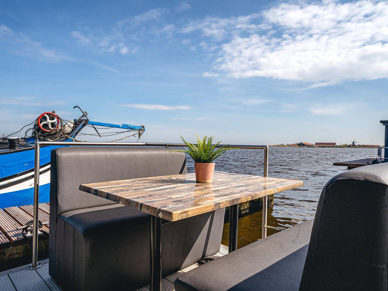 Schönes Hausboot mit Terrasse auf dem Wasser
 in Uitgeest, Noord-Holland - Nordseeküste