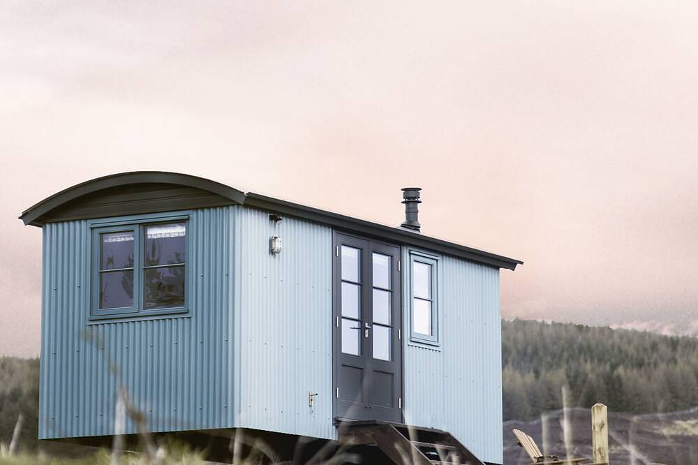 Entire apartment, Situated in Tulliemet valley on an old shepherd’s hill track, our huts enjoy breathtakingly long vie in Perthshire
