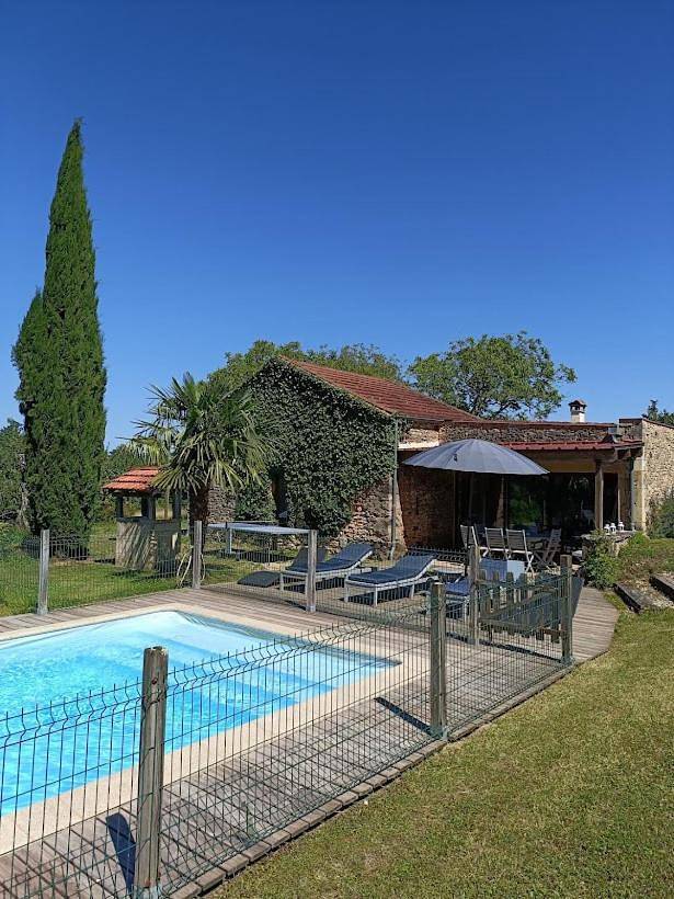Location de vacances pour 8 personnes, avec piscine ainsi que jardin et vue, animaux acceptés à Saint-Cernin-de-l'Herm