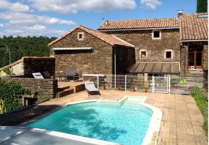 Gîte pour 5 personnes, avec vue ainsi que piscine et jardin à Malbosc