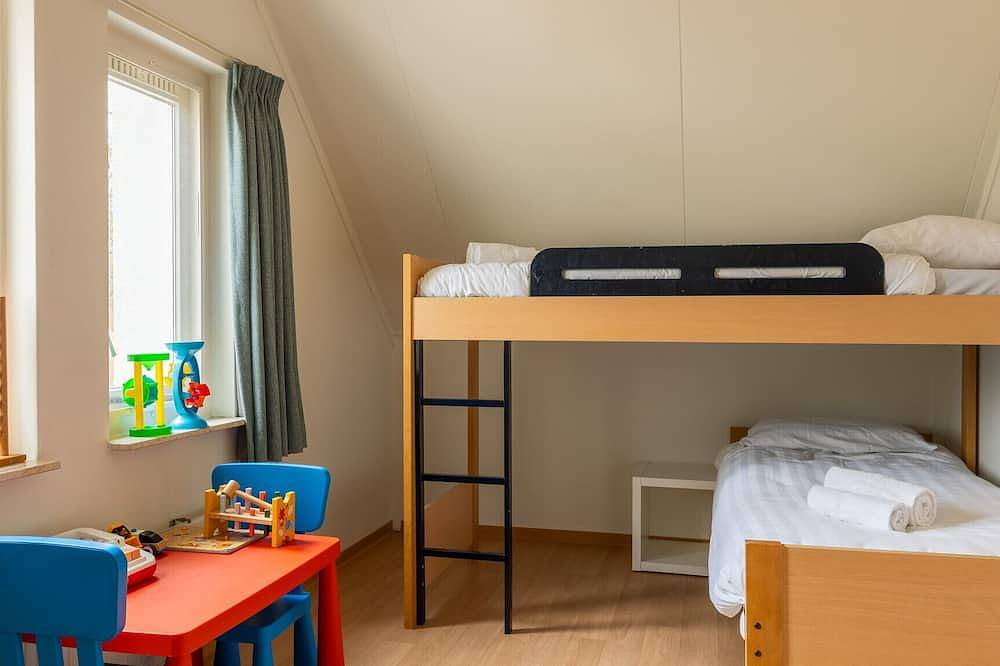 Child-friendly bungalow for 6 persons in Drenthe