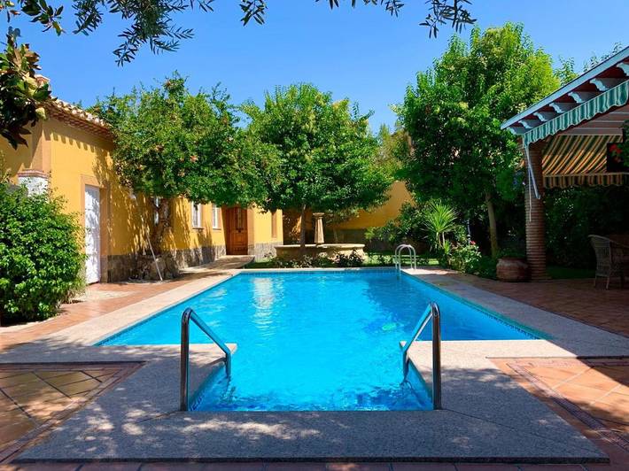 Casa rural para 6 personas, con piscina y jardín en La Zubia