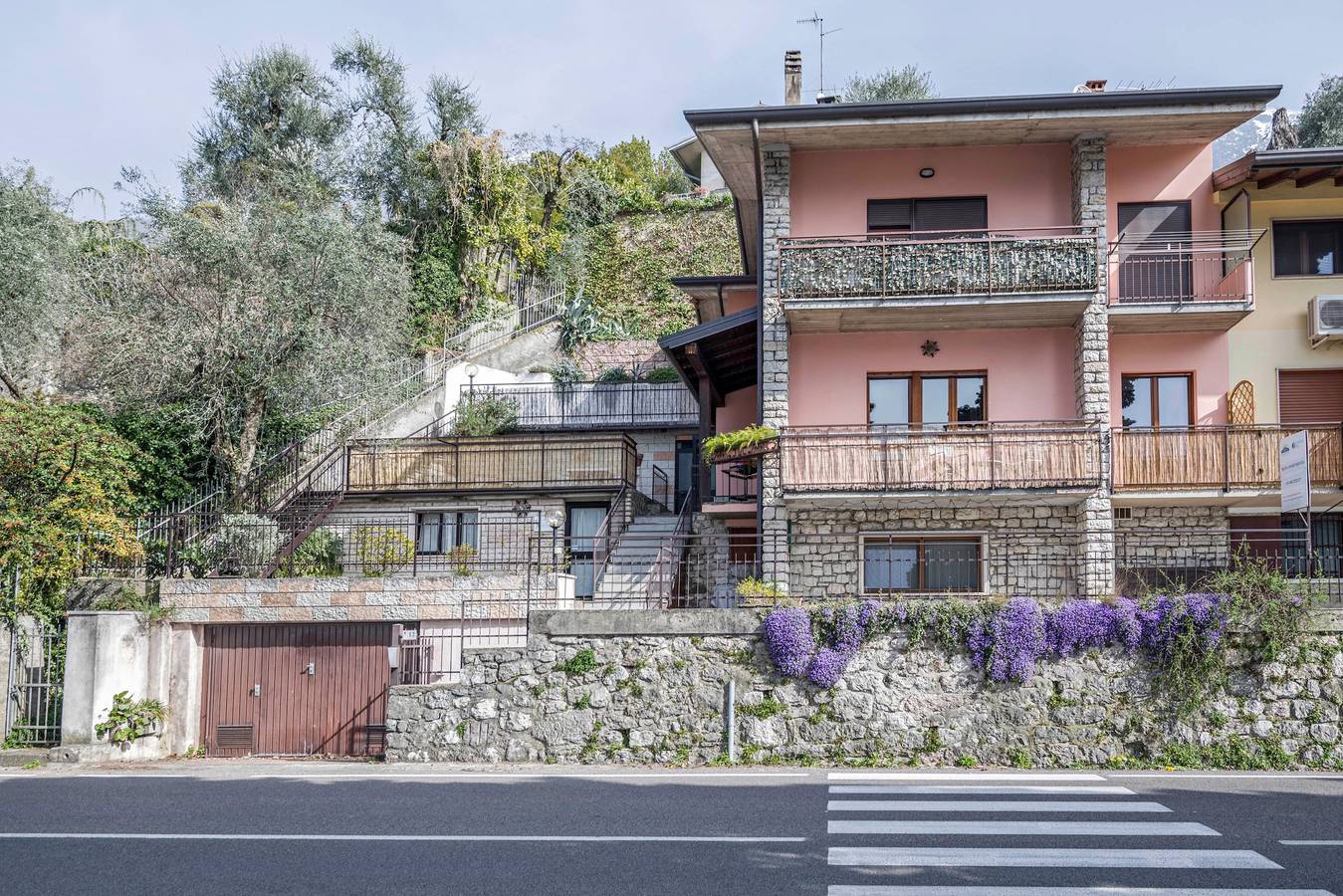 Appartamento intero, Moderno appartamento "Fiocco" con vista lago, Wi-Fi, aria condizionata e terrazza in Cassone di Malcesine, Malcesine