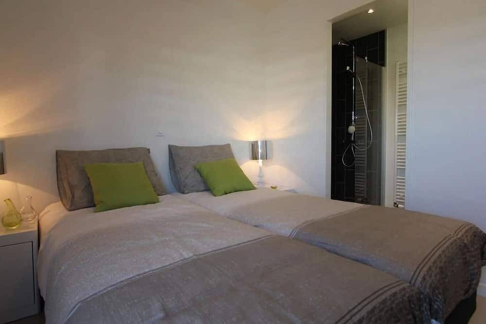 Chalet mit 2 Schlafzimmern und einer Terrasse in Holländische Küste