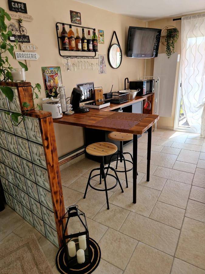 Gîte pour 2 personnes, avec Jacuzzi et Terrasse ainsi que Jardin et Vue à Saint-Antoine-du-Rocher - 4