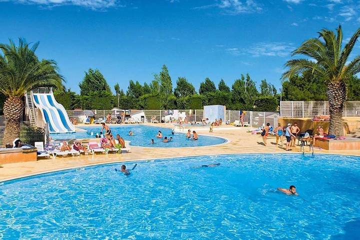 Chalet pour 6 personnes, avec piscine ainsi que bassin pour enfant et terrasse, adapté aux familles