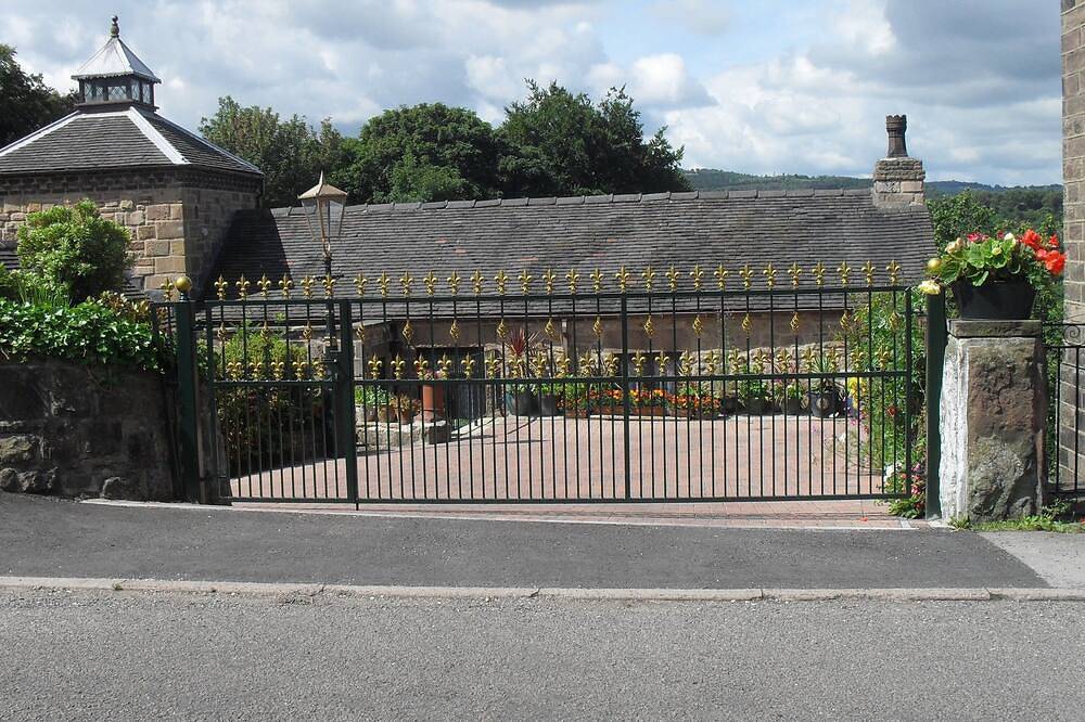 Bonne base centrale près de Peak District, 5 chambres, 3 douches, Wifi, Skytv, in Derbyshire