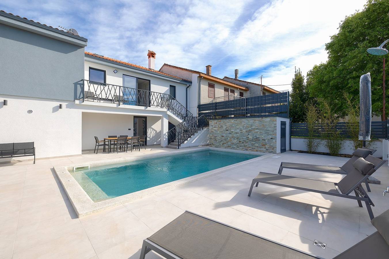 Villa Meri in Pula mit Pool und Meerblick in Stinjan, Pula
