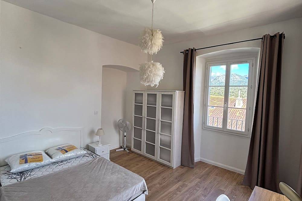 Charming T3 50m2 full center corte wifi tv washing machine quiet bright 6 person in Corte (Córcega), Parc naturel régional de Corse