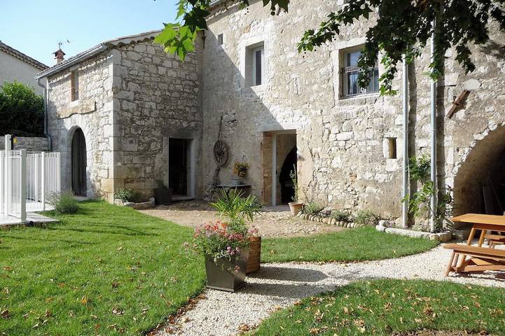 Location de vacances pour 14 personnes, avec Jardin à Saint-Alban-Auriolles