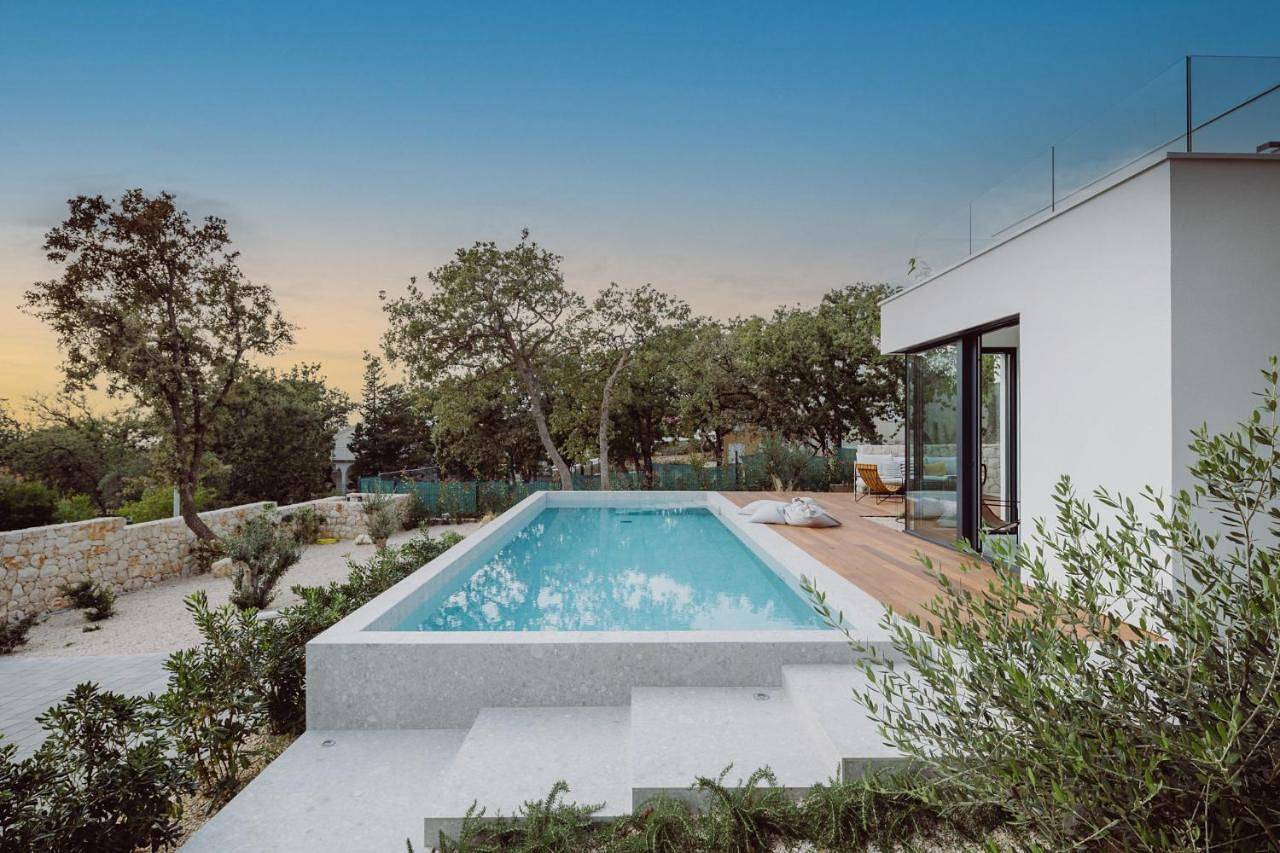 D-Tree House private heated pool in Novalja, Pag Island