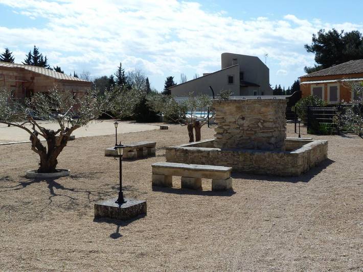 Gîte pour 2 personnes, avec piscine et jardin à Fontvieille - 2