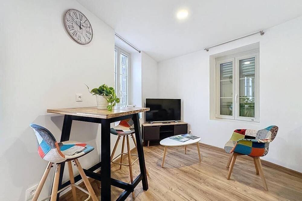 Entire apartment, Studio Royat center commerce in Royat, Volcans d'Auvergne Regional Nature Park