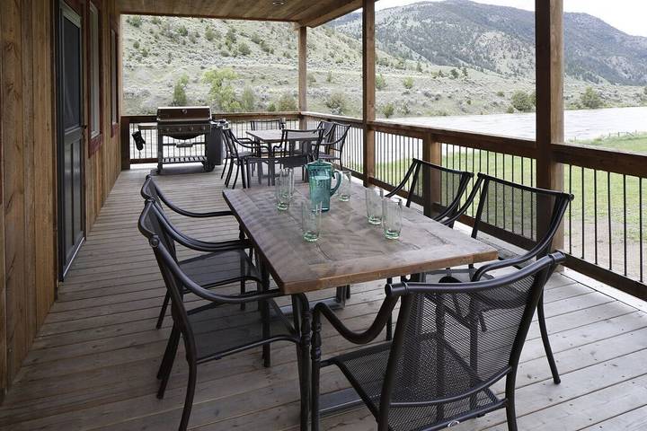 Vacation home for 12 people, with terrace in Montana