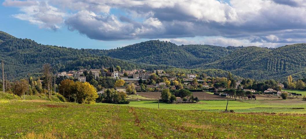 Location de vacances pour 2 personnes, avec terrasse ainsi que jardin et vue à Dauphin (homonymie) - 4