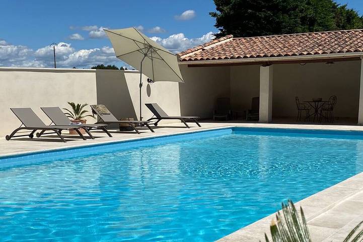 Gîte pour 4 personnes, avec Terrasse ainsi que Jardin et Piscine