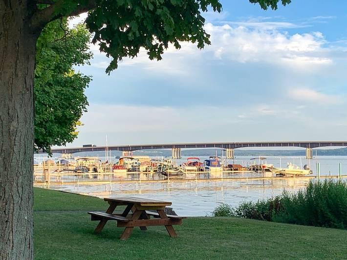 Vacation rental for 10 people, with yard in Chautauqua Lake
