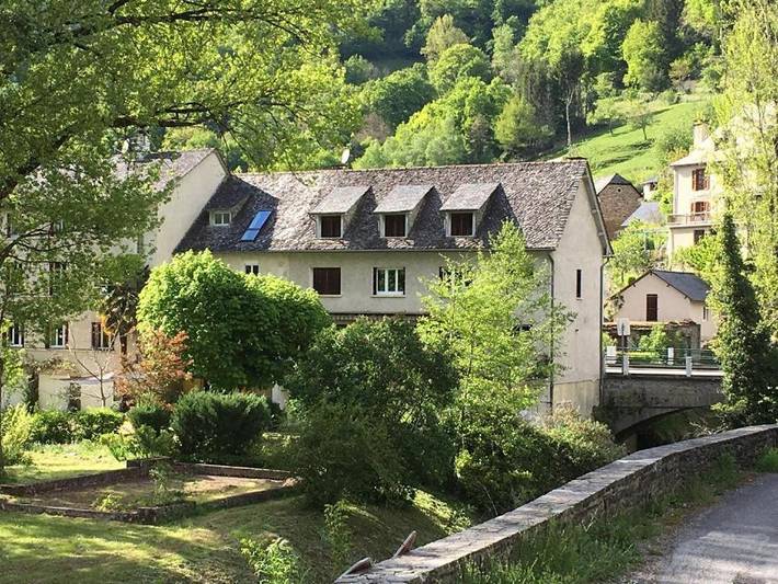 Gîte pour 2 personnes, avec terrasse ainsi que vue et jardin à Cassaniouze