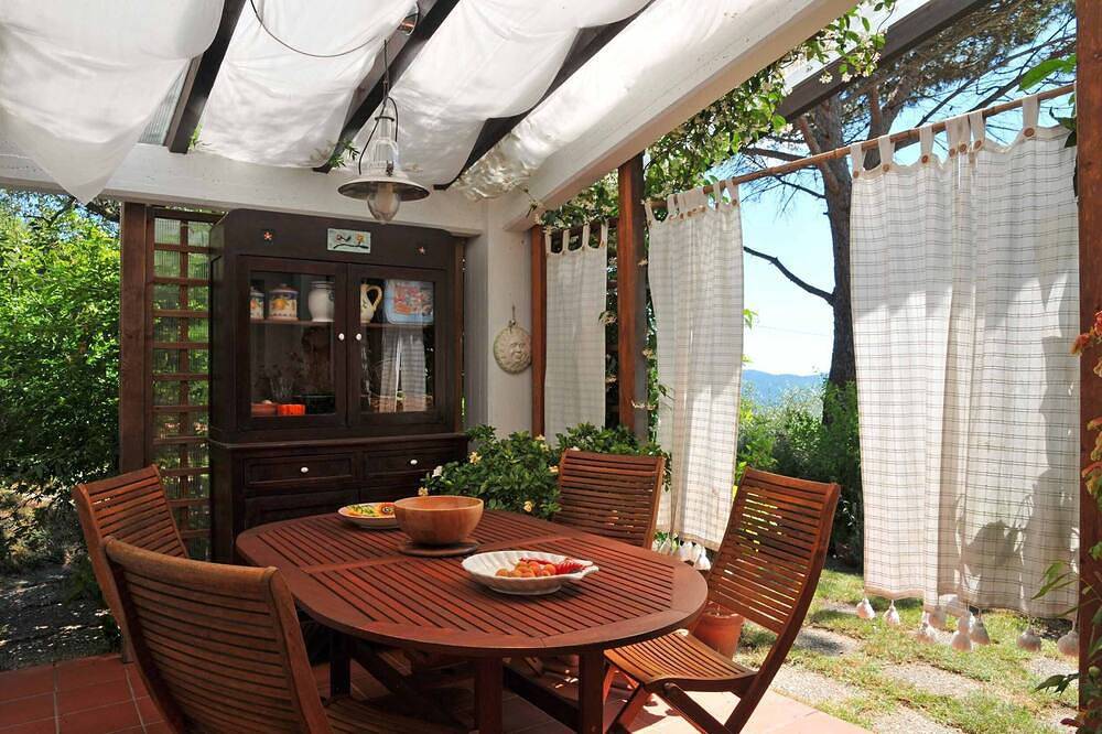 Entzückendes Ferienhaus mit Pool, Wifi, Grill, Holzofen, Nahen Stränden und Cinque Terre in Sarzana, Naturpark Montemarcello-Magra-Vara