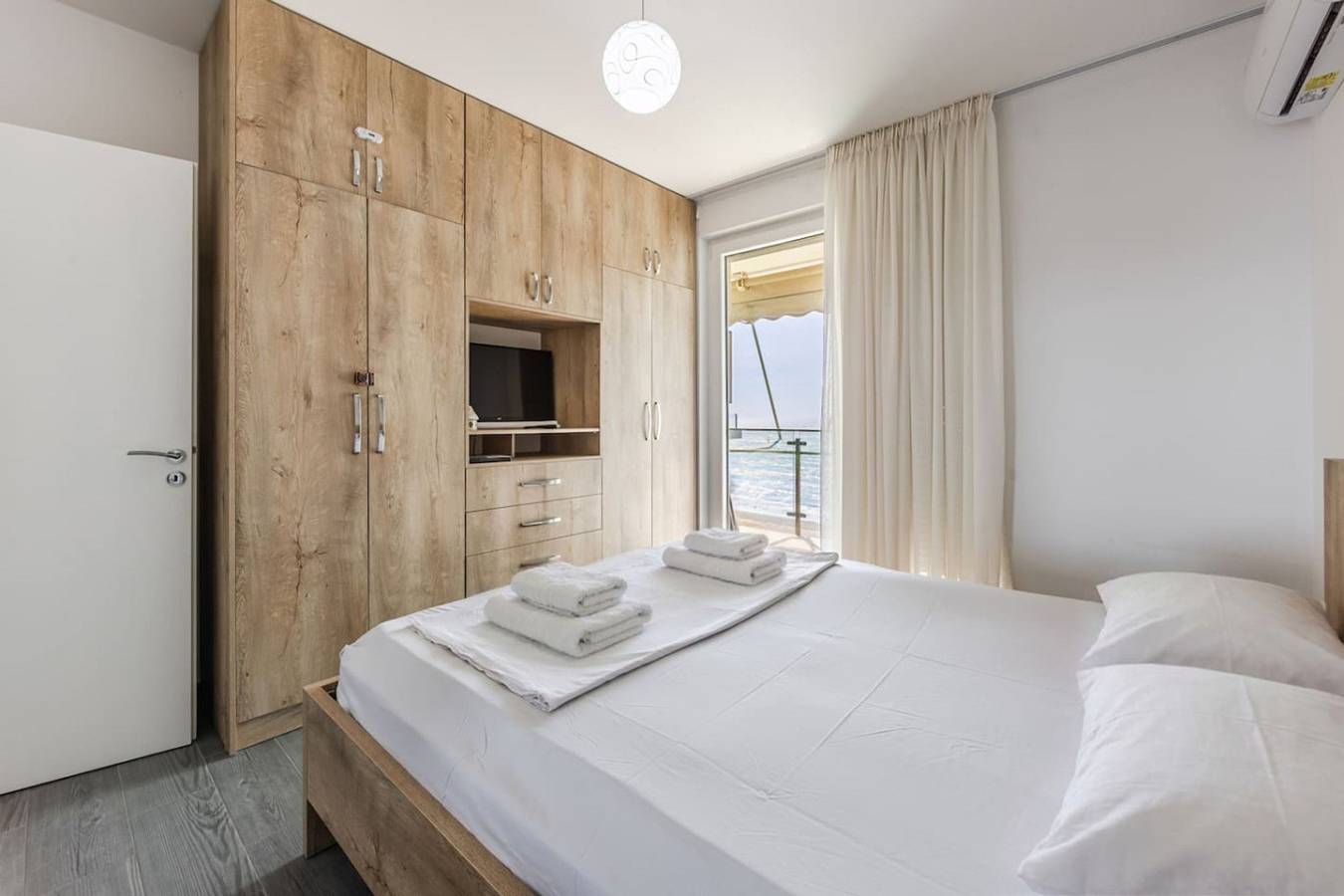 Ganze Wohnung, Beachfront Apartment with Pool Access in Shëngjin, Lezhë