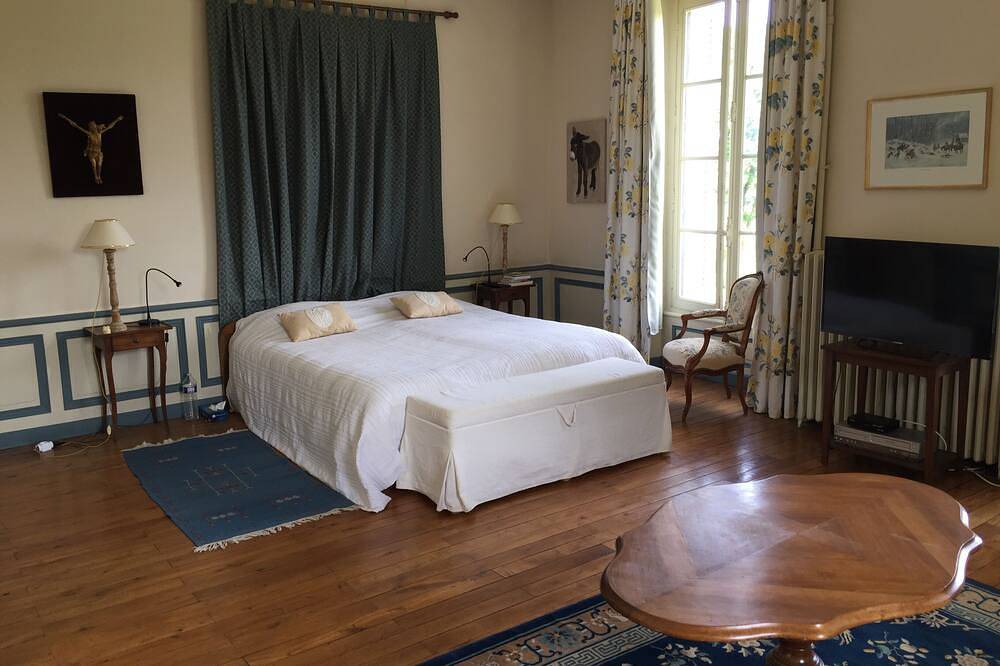 Maison de famille, piscine et tennis, proche Beauval et châteaux de la Loire in Genillé, Région de Loches